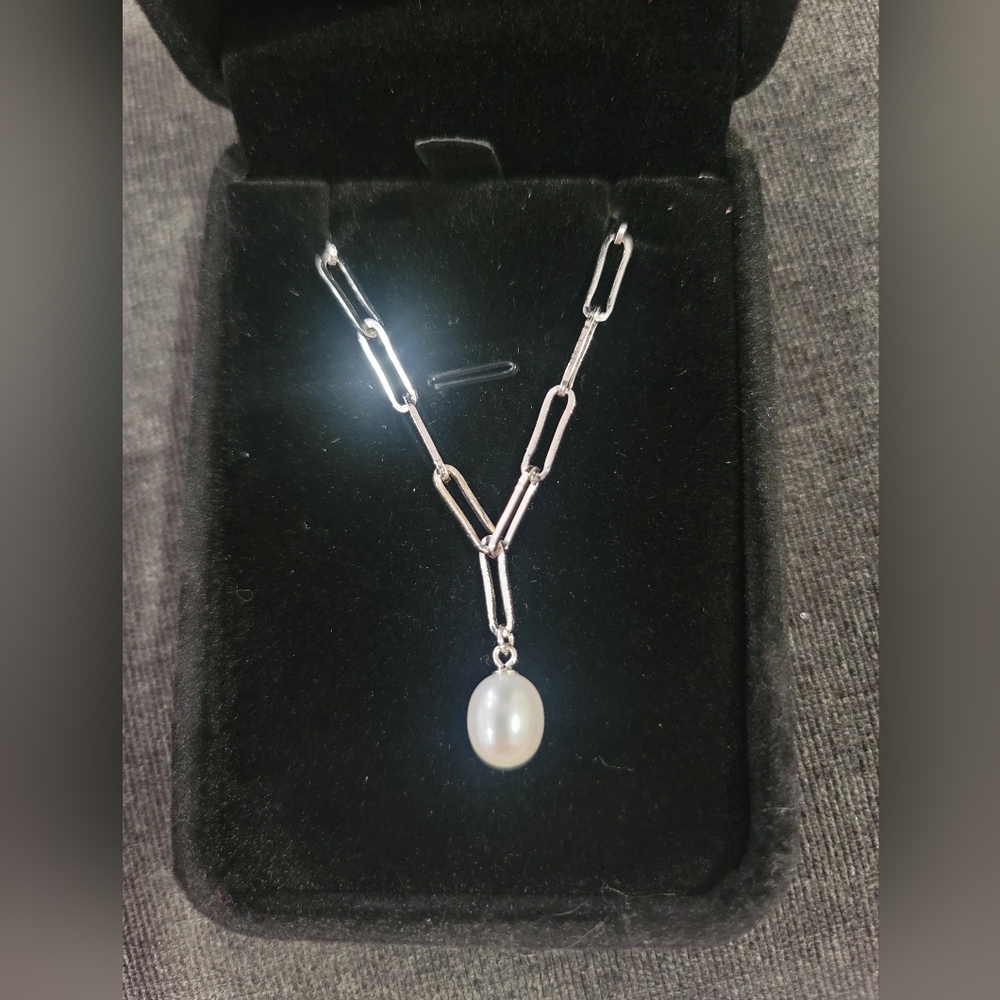 Staple Chain and Pearl Pendant